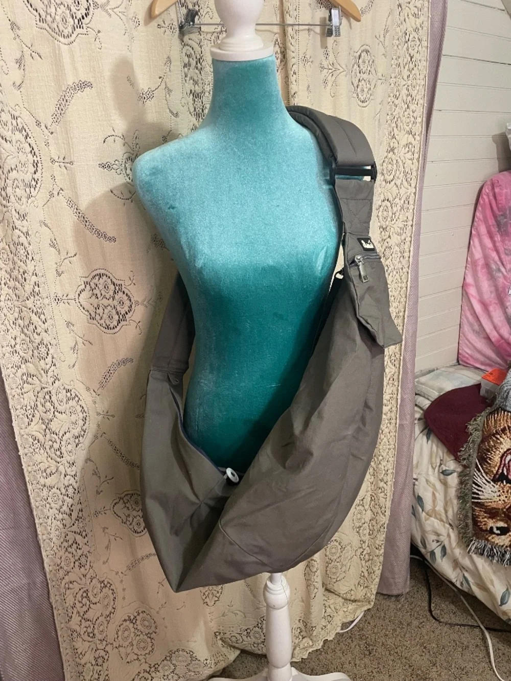 SlowTon: hands-free pet carrier sling
